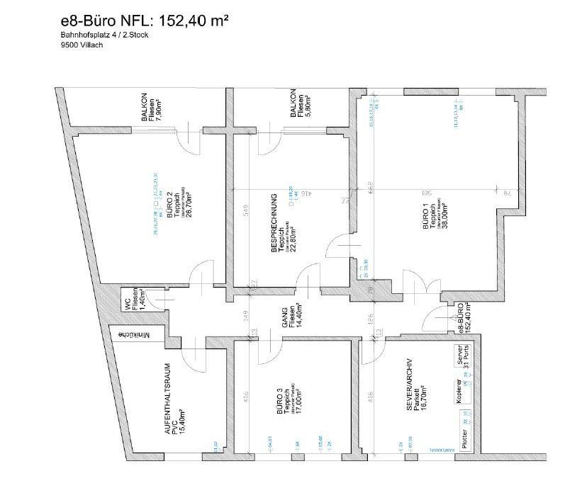 Grundrissplan einer Bürofläche von 152,40 m² mit mehreren Büros, Besprechungsraum und Balkonen.