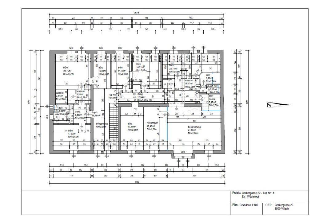 Grundriss eines Bürogebäudes mit mehreren Büros, Besprechungsraum, Küche und separaten Toiletten.