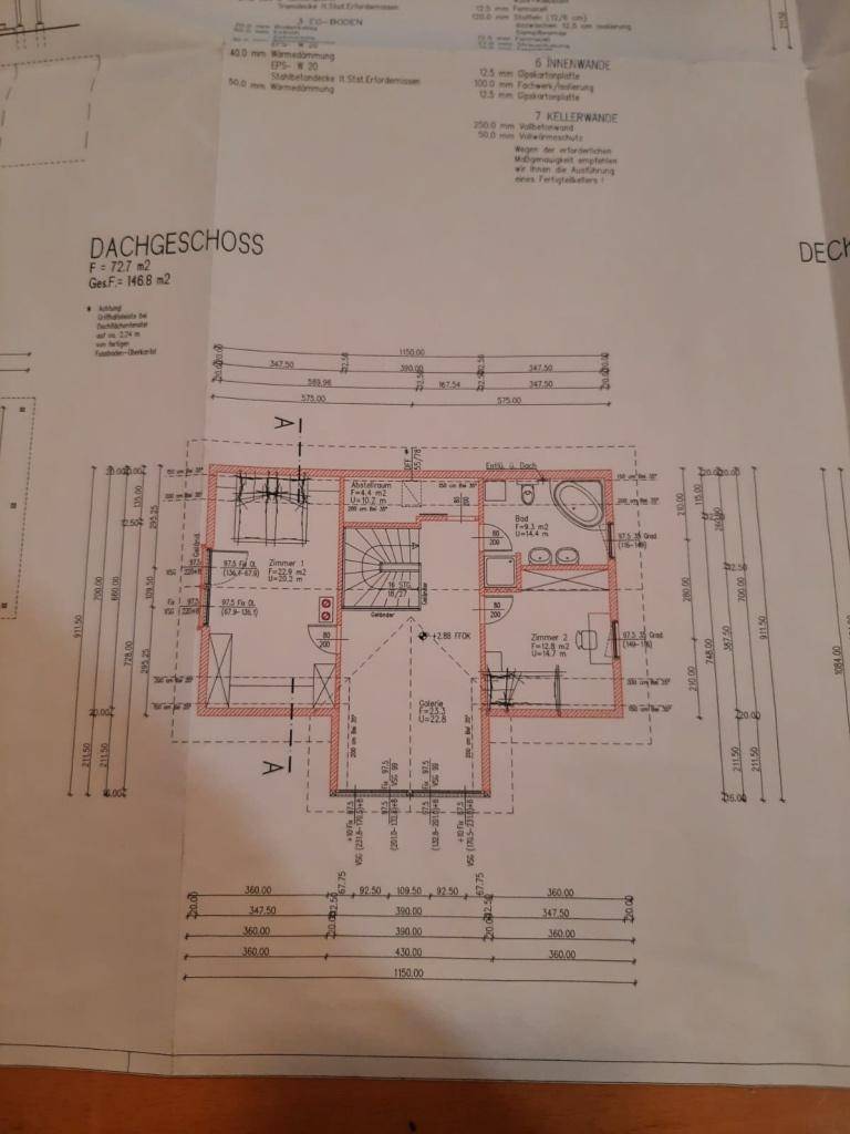 Grundriss des Dachgeschosses mit drei Schlafzimmern und einem Badezimmer mit Badewanne.