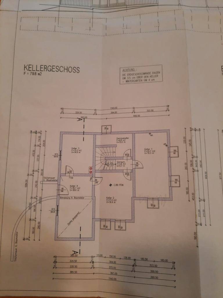 Grundriss des Kellergeschosses mit mehreren Kellerräumen und Technikbereich.