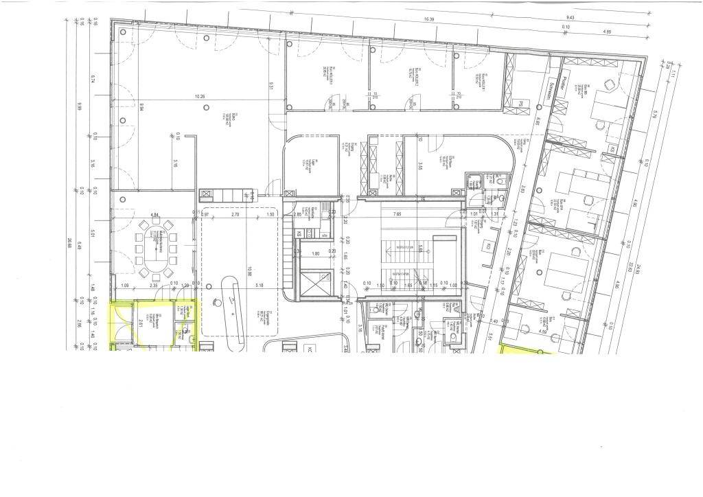 Detaillierter Grundriss eines Bürogebäudes mit verschiedenen Räumen, Fluren und funktionalen Bereichen.