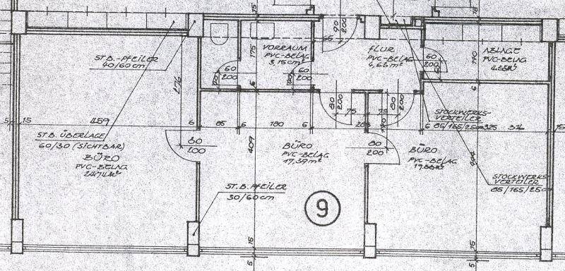 Detaillierter Grundriss mit mehreren Büroräumen, einem Flur und zwei Gäste-WCs.