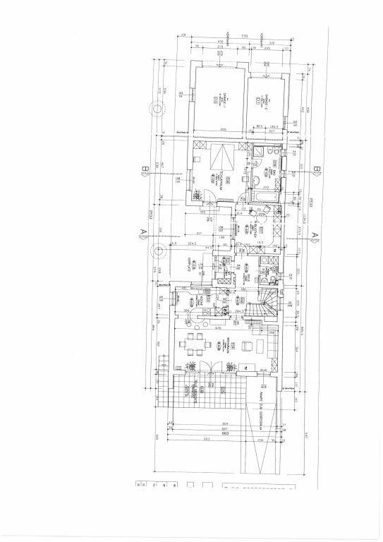Detaillierter Grundriss des Erdgeschosses mit verschiedenen Räumen und Maßen.