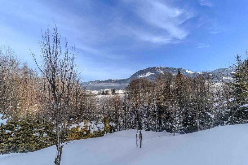 Malerischer Blick auf die verschneite Berglandschaft und die umliegende Natur.