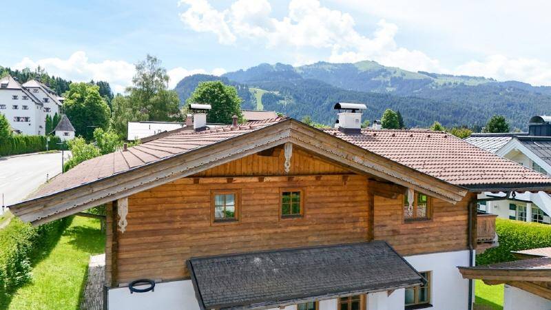 Dachansicht des Chalets mit traditionellem Ziegeldach und weitem Bergblick in die Landschaft.