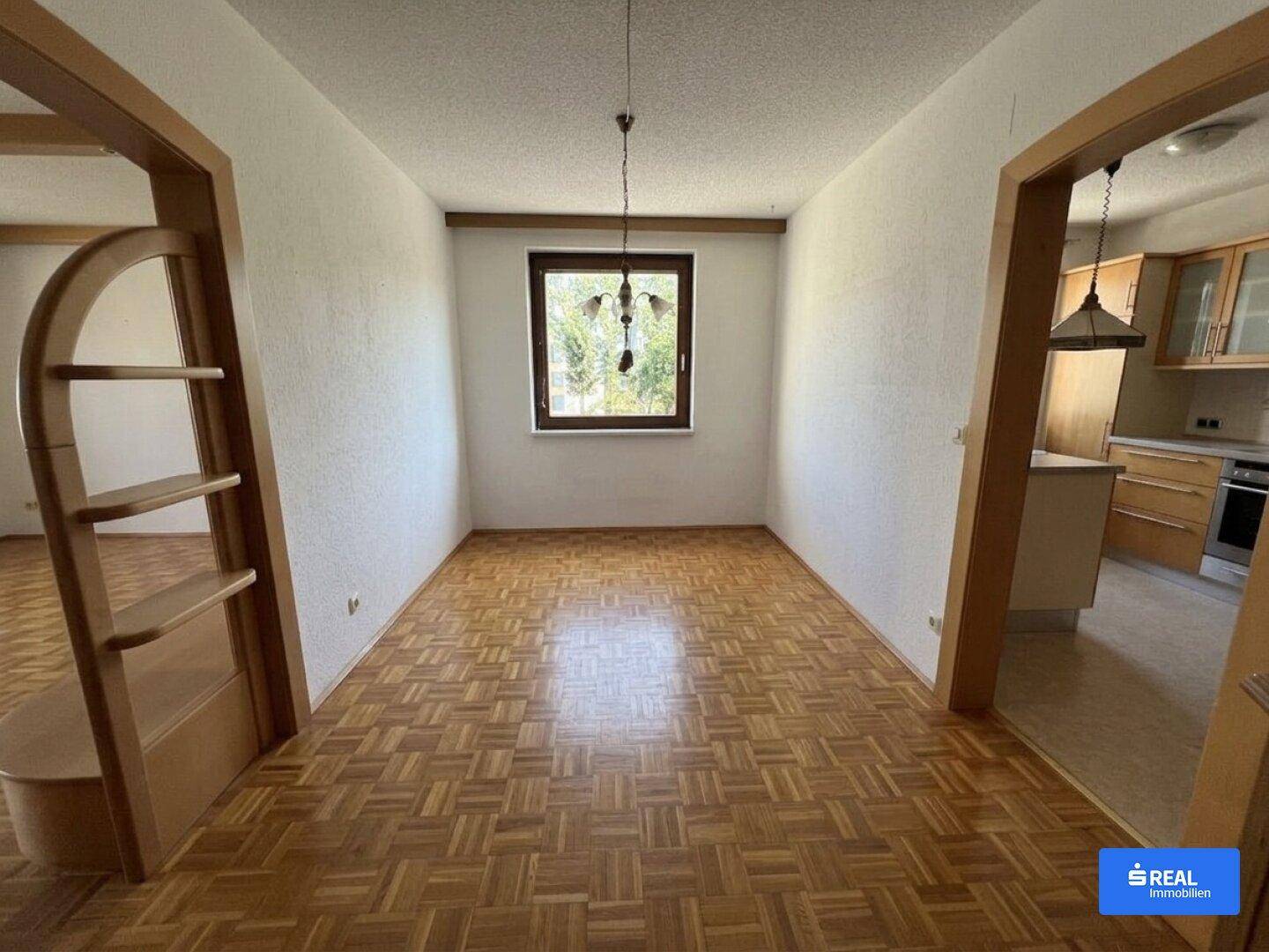 Großzügige 3 Zimmerwohnung mit Westloggia in zentraler Ruhelage! – pohled 5