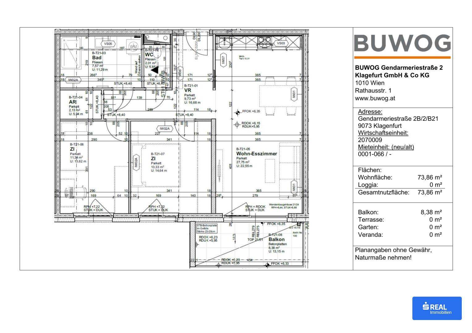 Detaillierter Grundriss einer Wohnung mit Wohn-Esszimmer, zwei Schlafzimmern, Bad, WC und Balkon.
