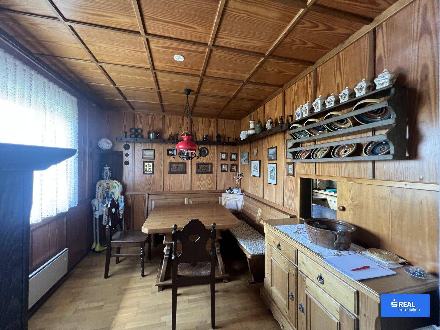 Gemütliches Esszimmer im alpinen Stil mit Holztäfelung, Eckbank und traditioneller Dekoration.