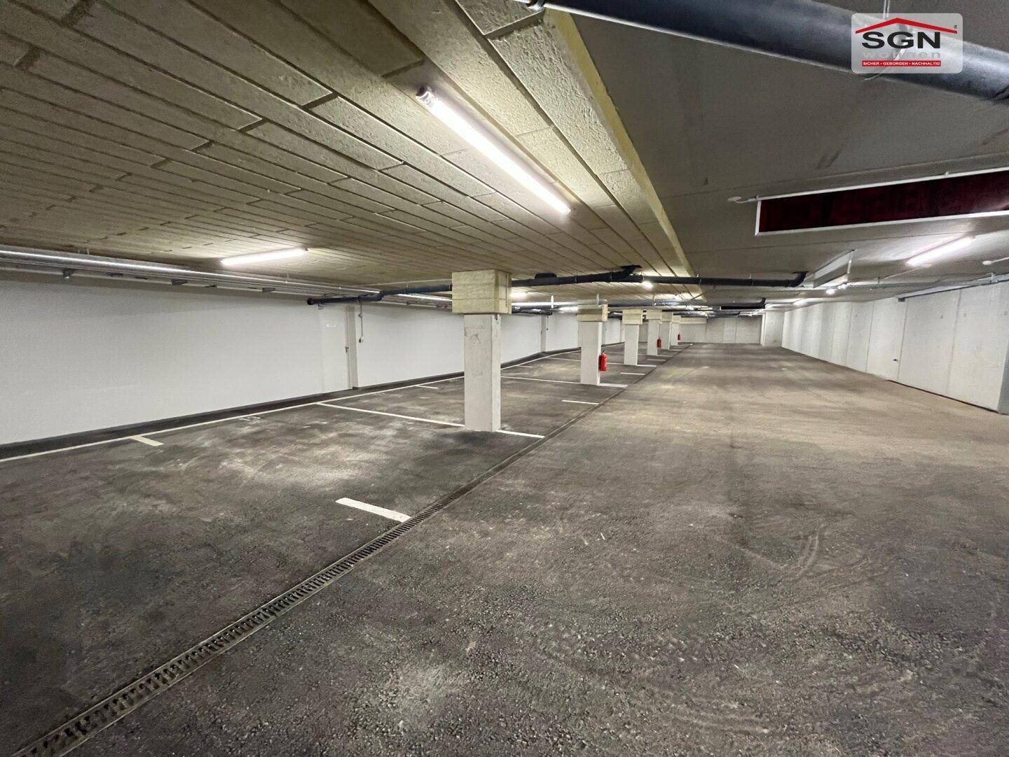 Geräumige Tiefgarage mit vielen Stellplätzen und guter Beleuchtung, sicher und bequem.