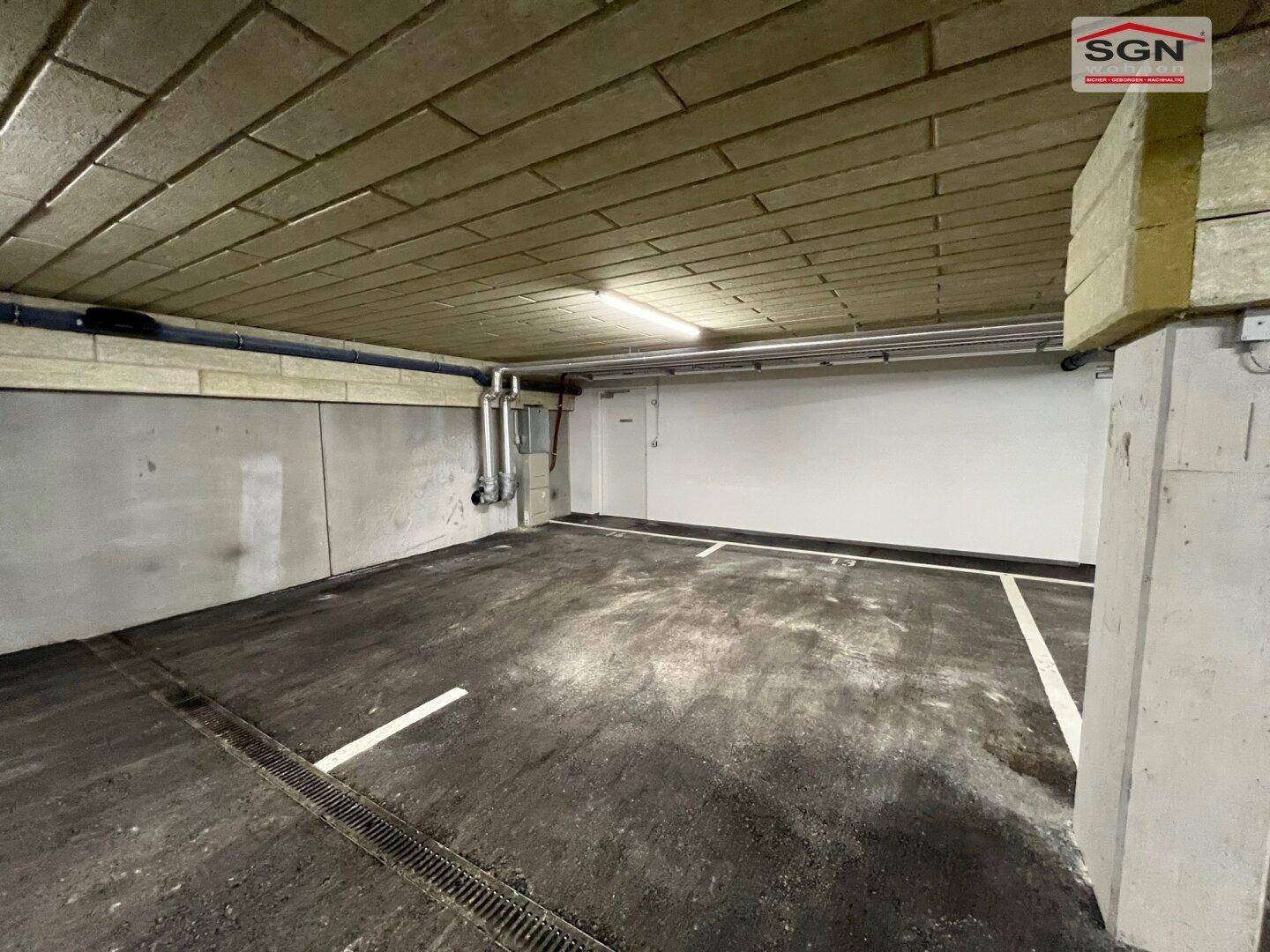 Einzelner Stellplatz in der Tiefgarage mit ausreichend Platz und einfacher Zufahrt.