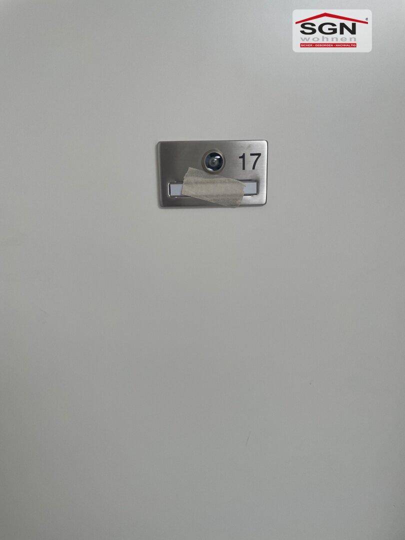 Eingangstür mit der Wohnungsnummer 17 und einem einfachen Türschloss.