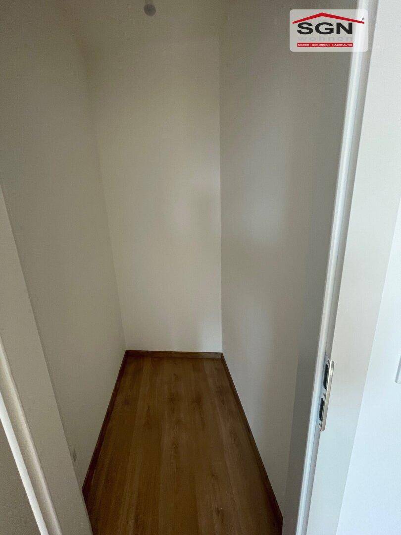 Praktischer Abstellraum mit Laminatboden und weißen Wänden, ideal für zusätzlichen Stauraum.
