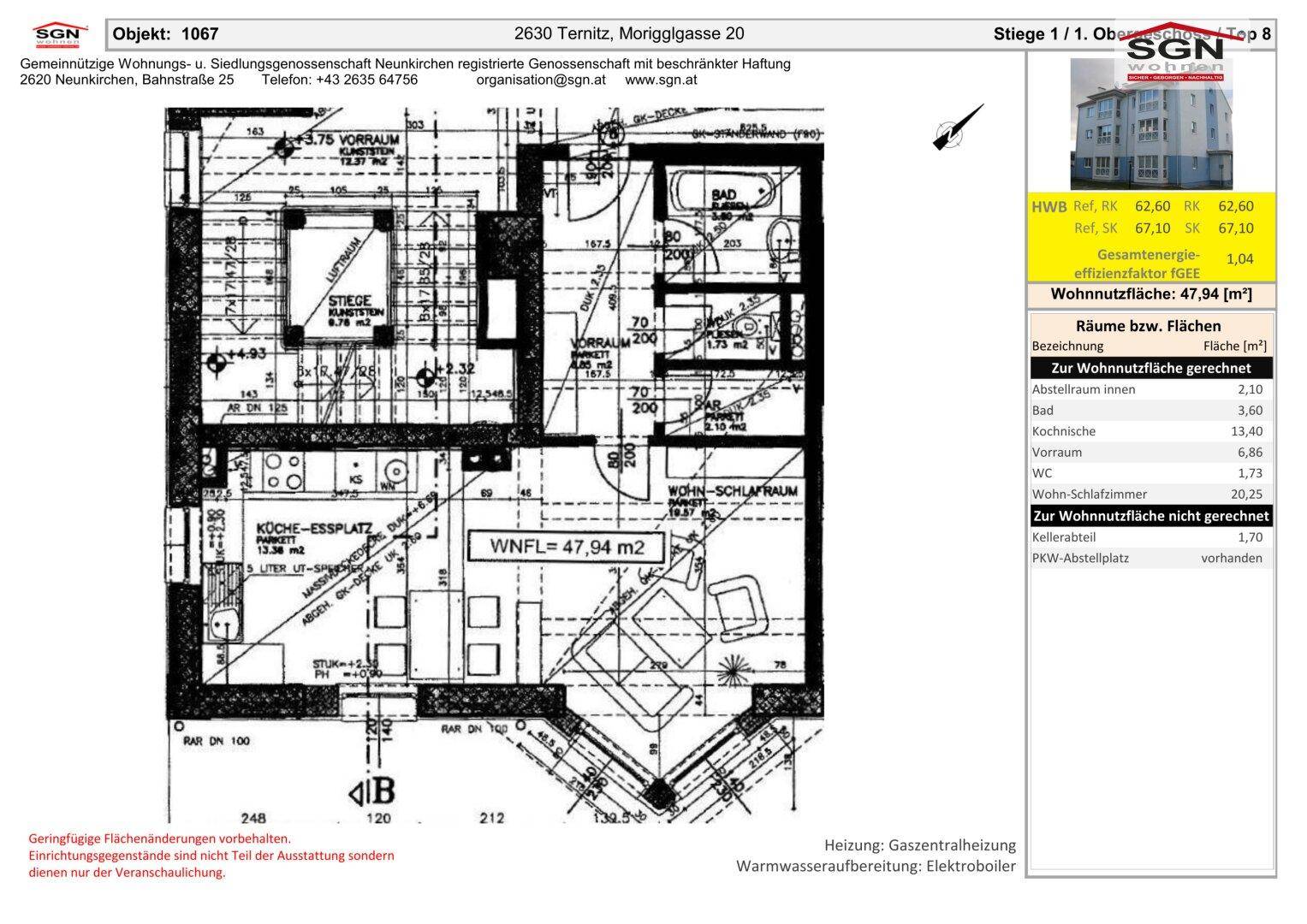 Grundriss einer Wohnung mit offenem Wohnbereich, Balkon, Bad, separatem WC und Aufzugzugang.