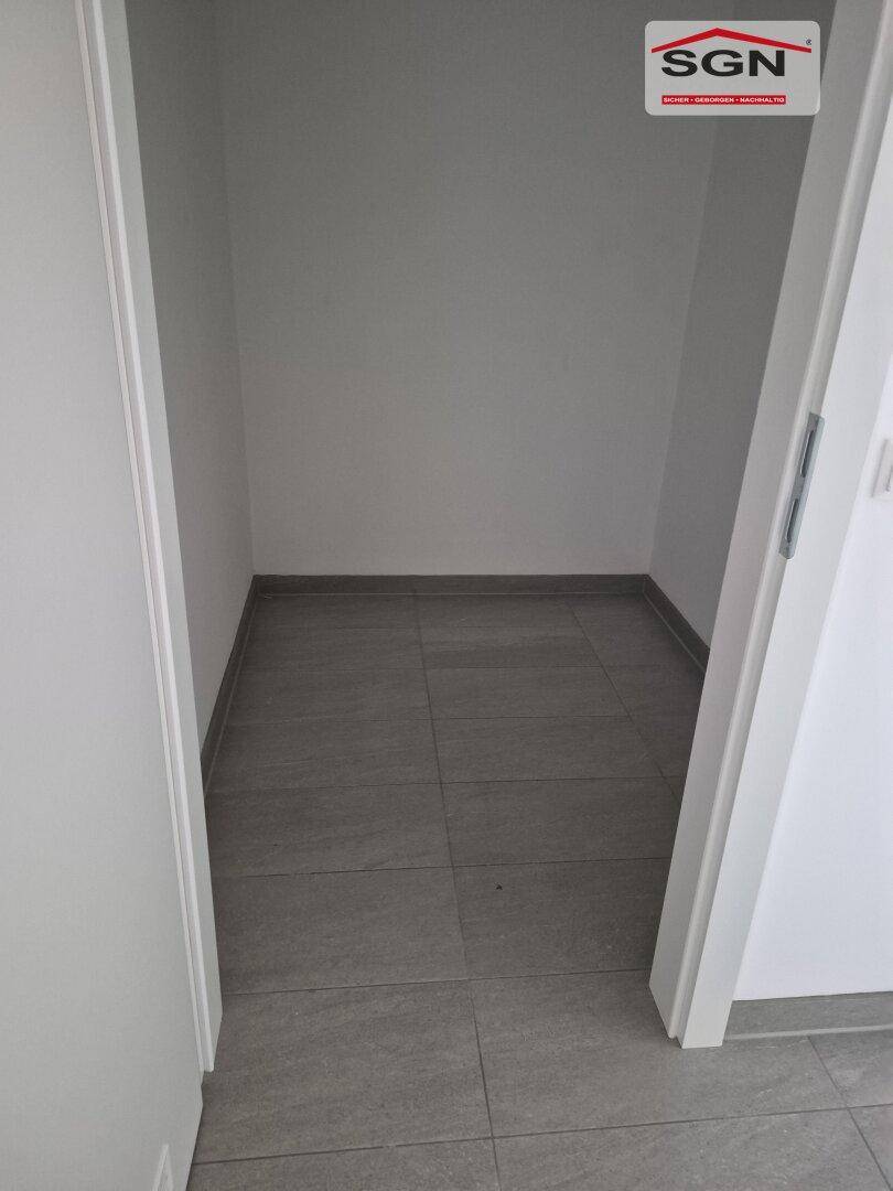 Praktischer Abstellraum mit Fliesenboden und weißen Wänden, ideal für zusätzlichen Stauraum im Haushalt.