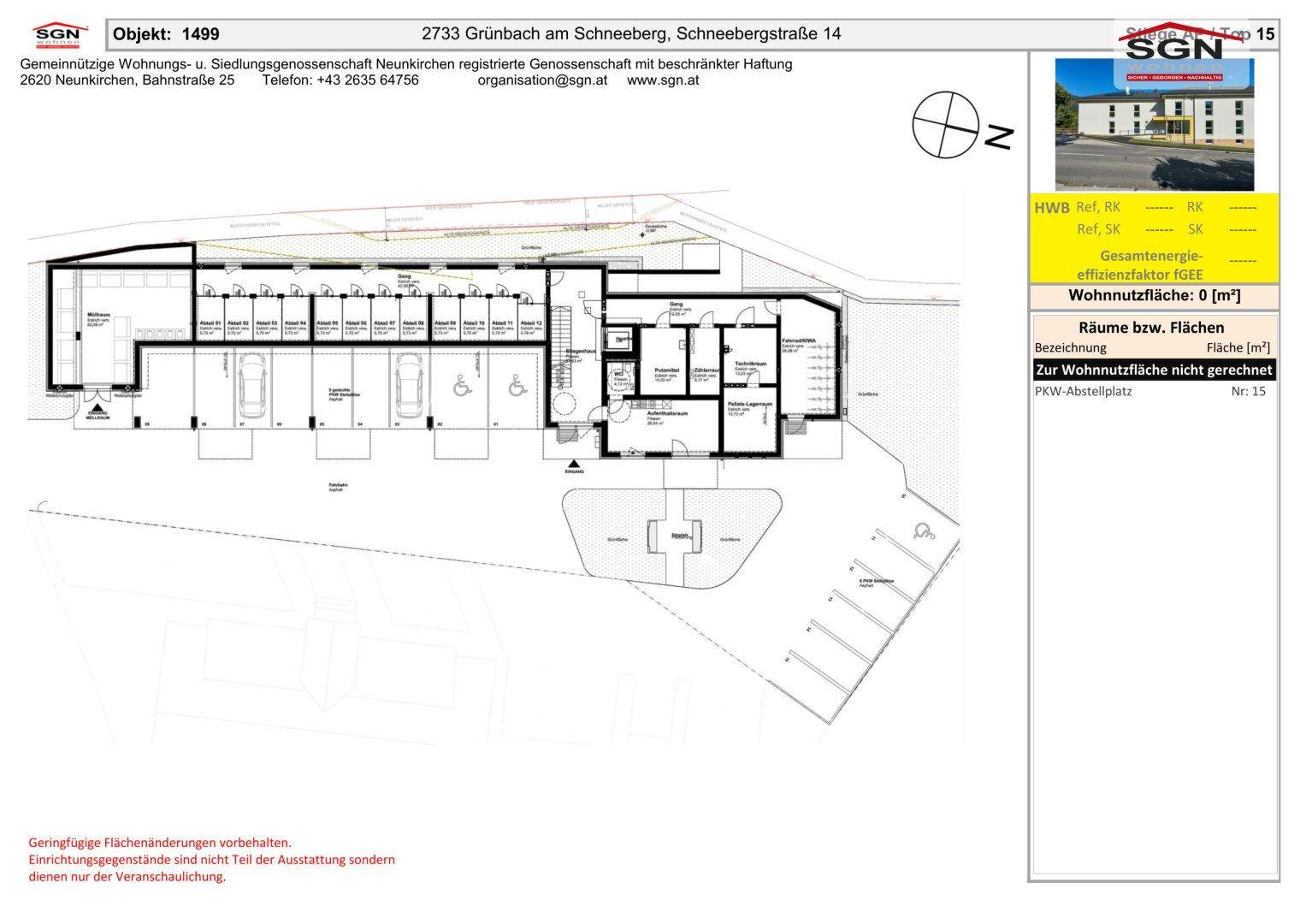 Grundrissplan eines Gebäudes mit Tiefgarage, Parkplätzen und verschiedenen Wohneinheiten.