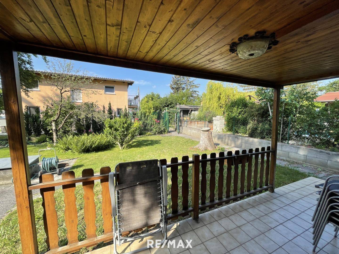 Terrasse mit Ausblick in den Garten