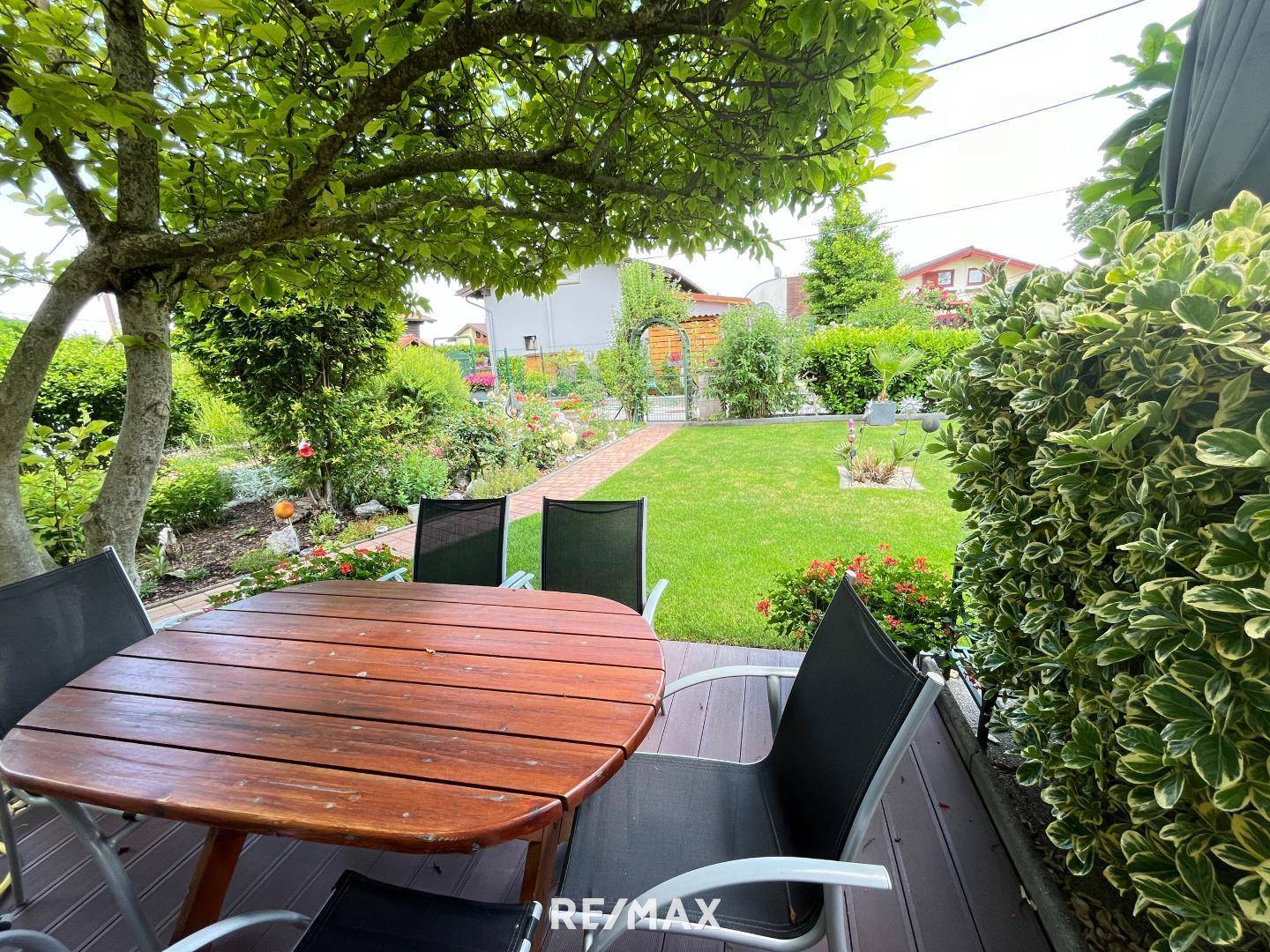 Terrasse mit Blick in den Garten