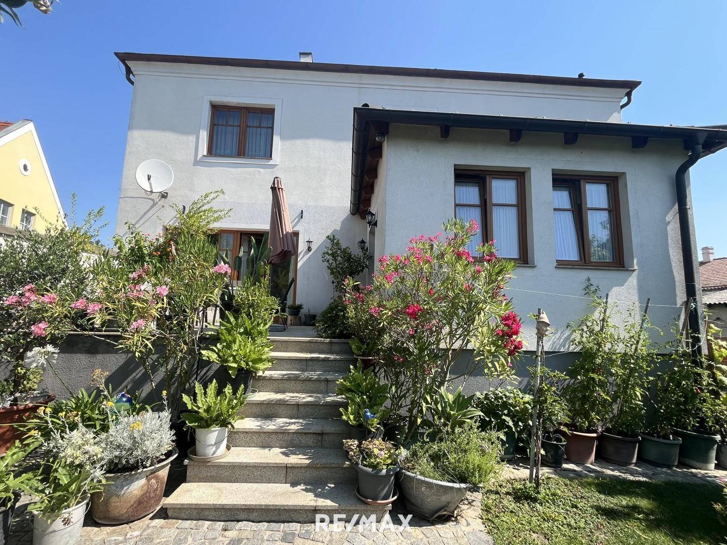 gartenseitige Ansicht mit Aufgang zur Terrasse