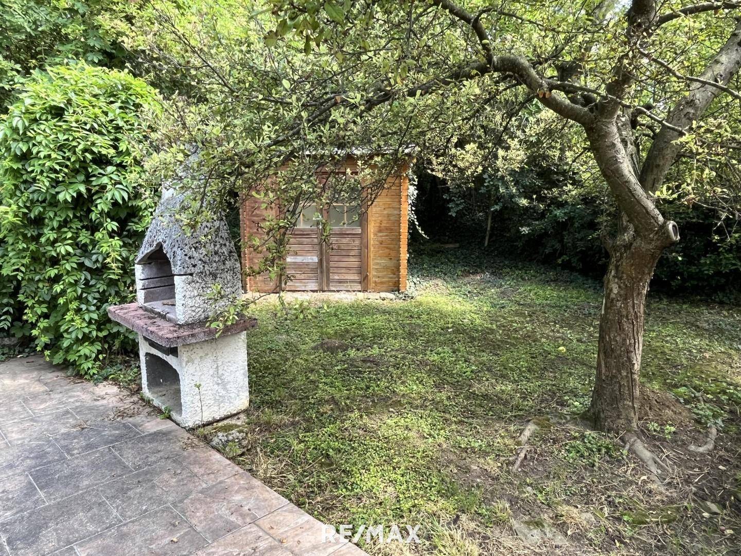 Ausgang Terrasse mit Gartenhaus