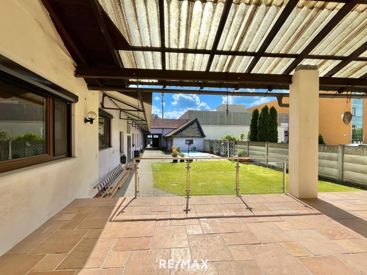 Terrasse mit Blick in den Garten