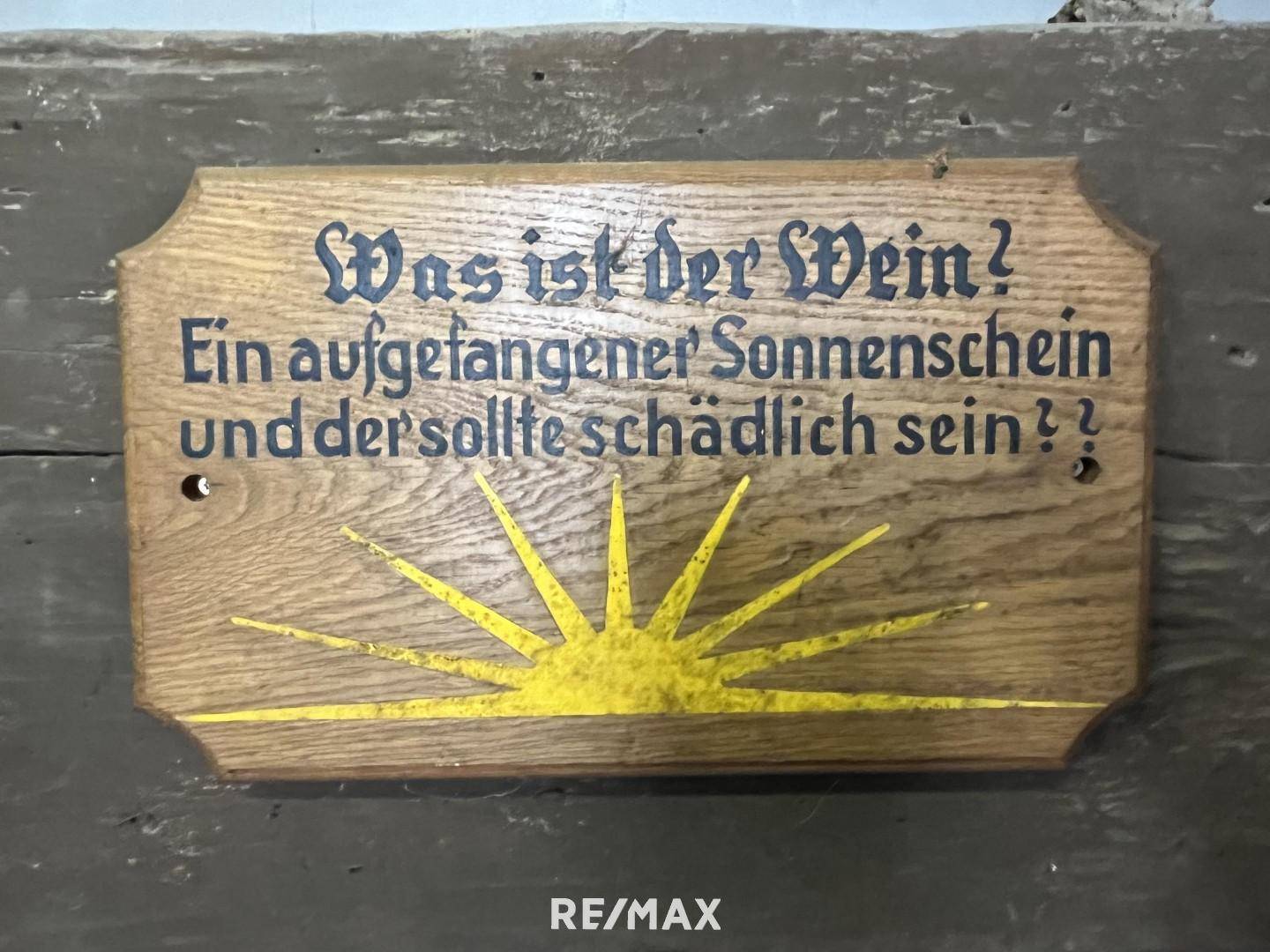 Spruch auf der Weinpresse