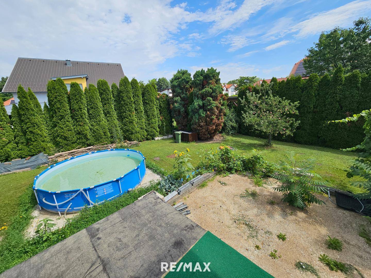 Ausblick in den Garten von oberer Terrasse