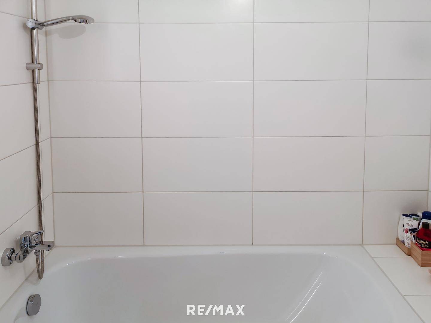 Badewanne mit Abstellmöglichkeiten