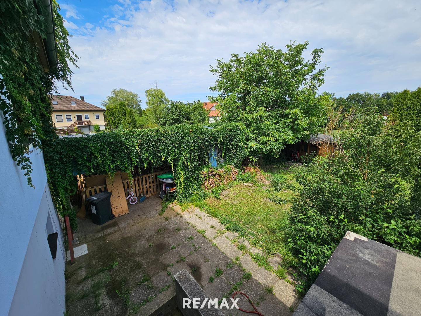 Ausblick in den Garten von oberer Terrasse