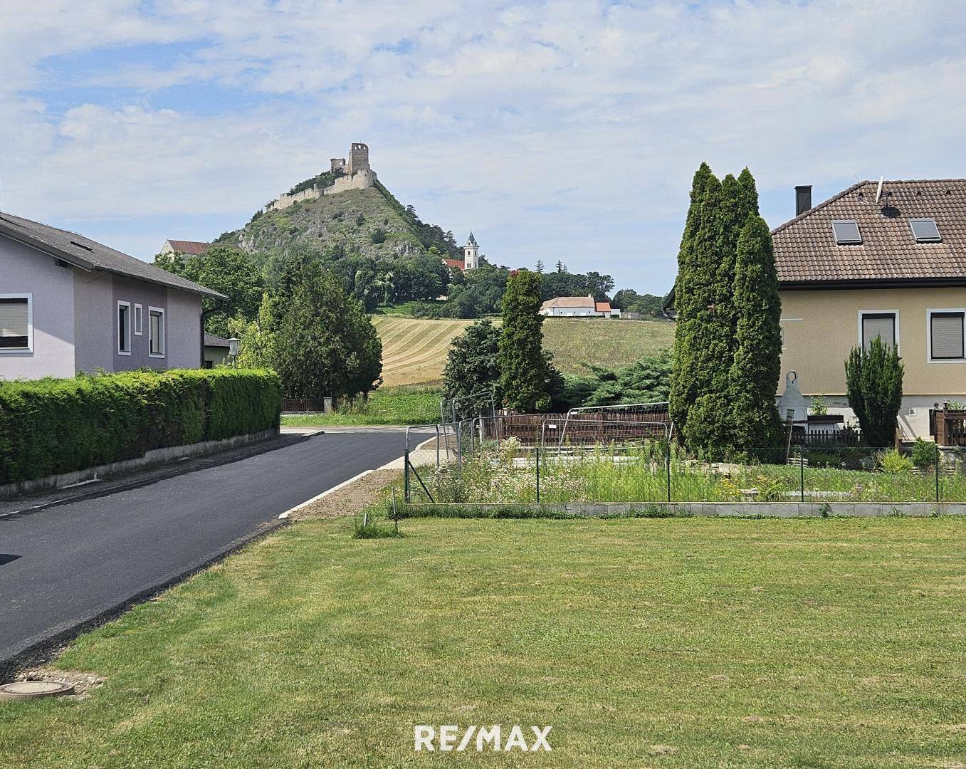 Ausblick auf Burgruine Staatz vor dem Haus