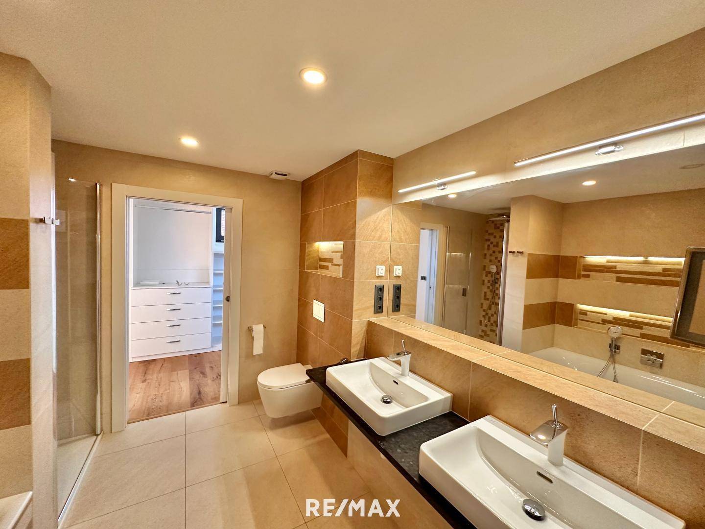 OG Badezimmer mit Zugang von Zimmer 1 und 2
