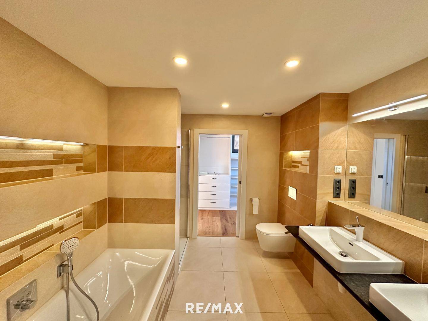 OG Badezimmer mit Zugang von Zimmer 1 und 2