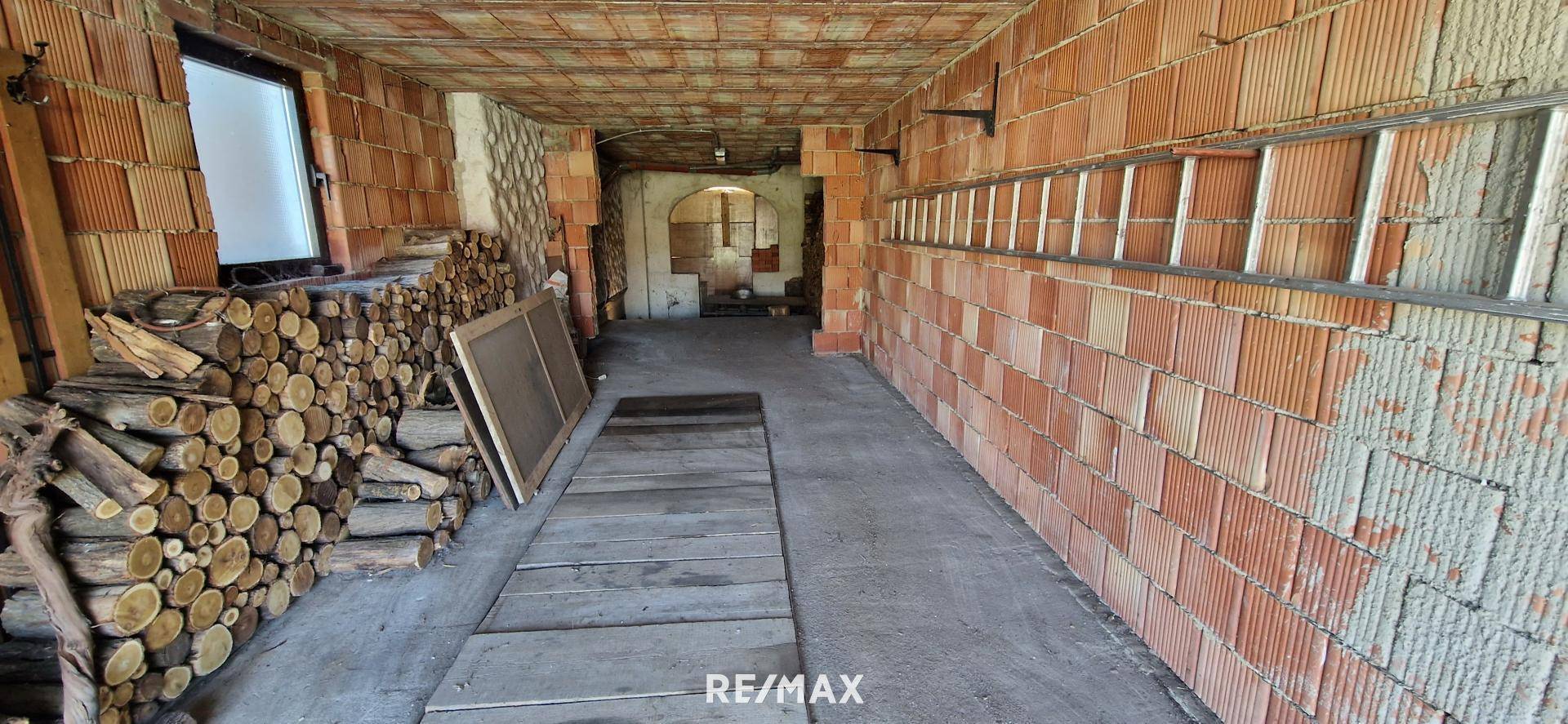 Garage mit Grube neben dem Haus