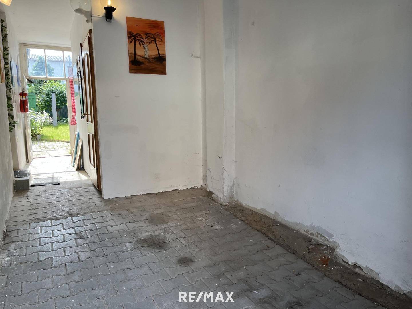 Toreinfahrt mit Blick in den Garten