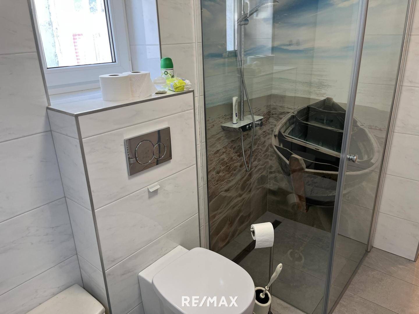 Badezimmer mit Fenster