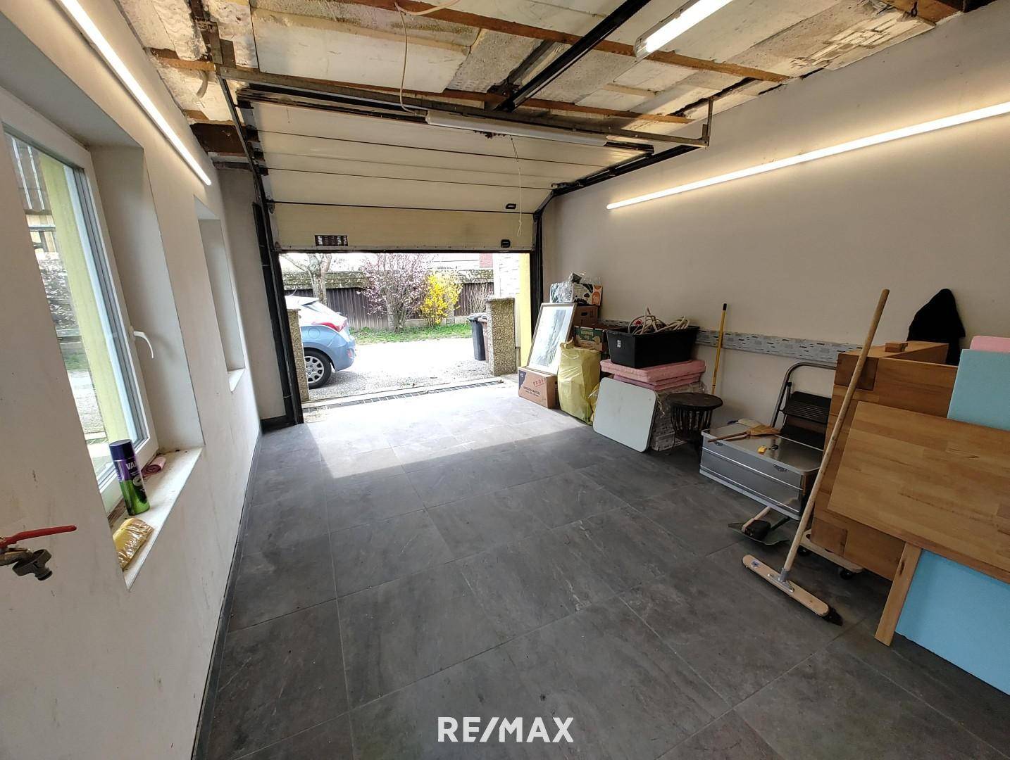 Garage mit Sektionaltor