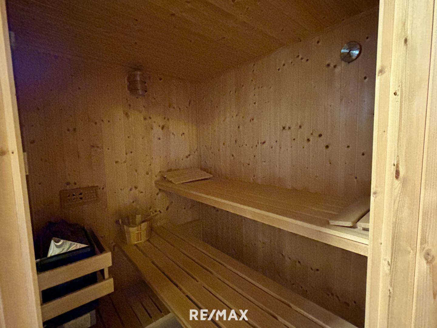 KG, Sauna