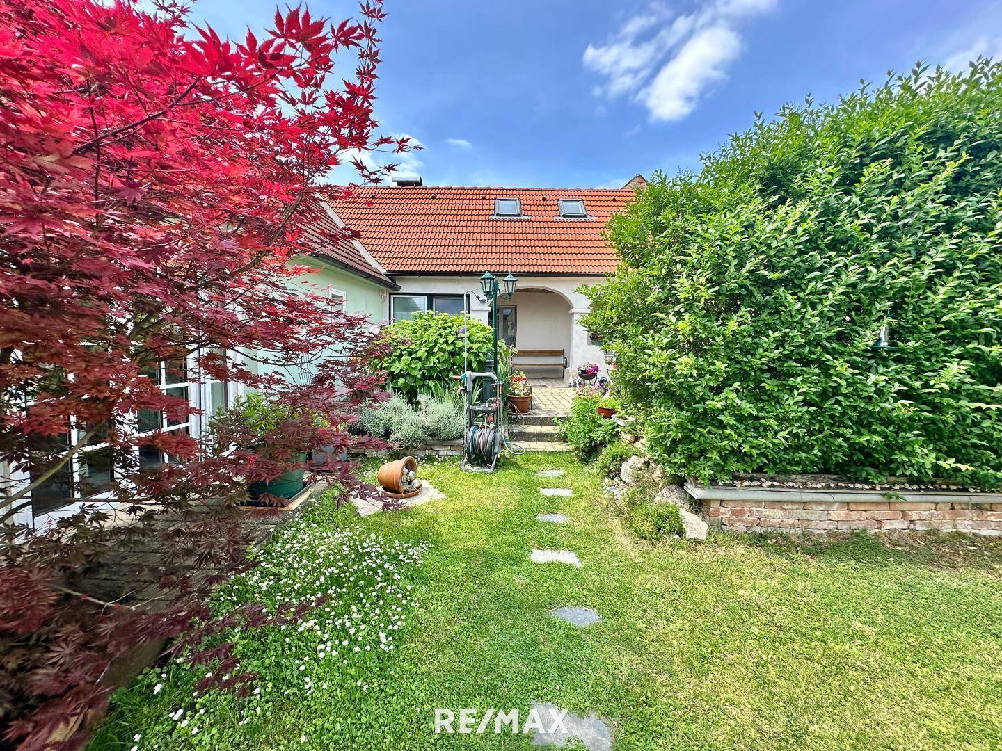 Garten mit Terrassenzugang