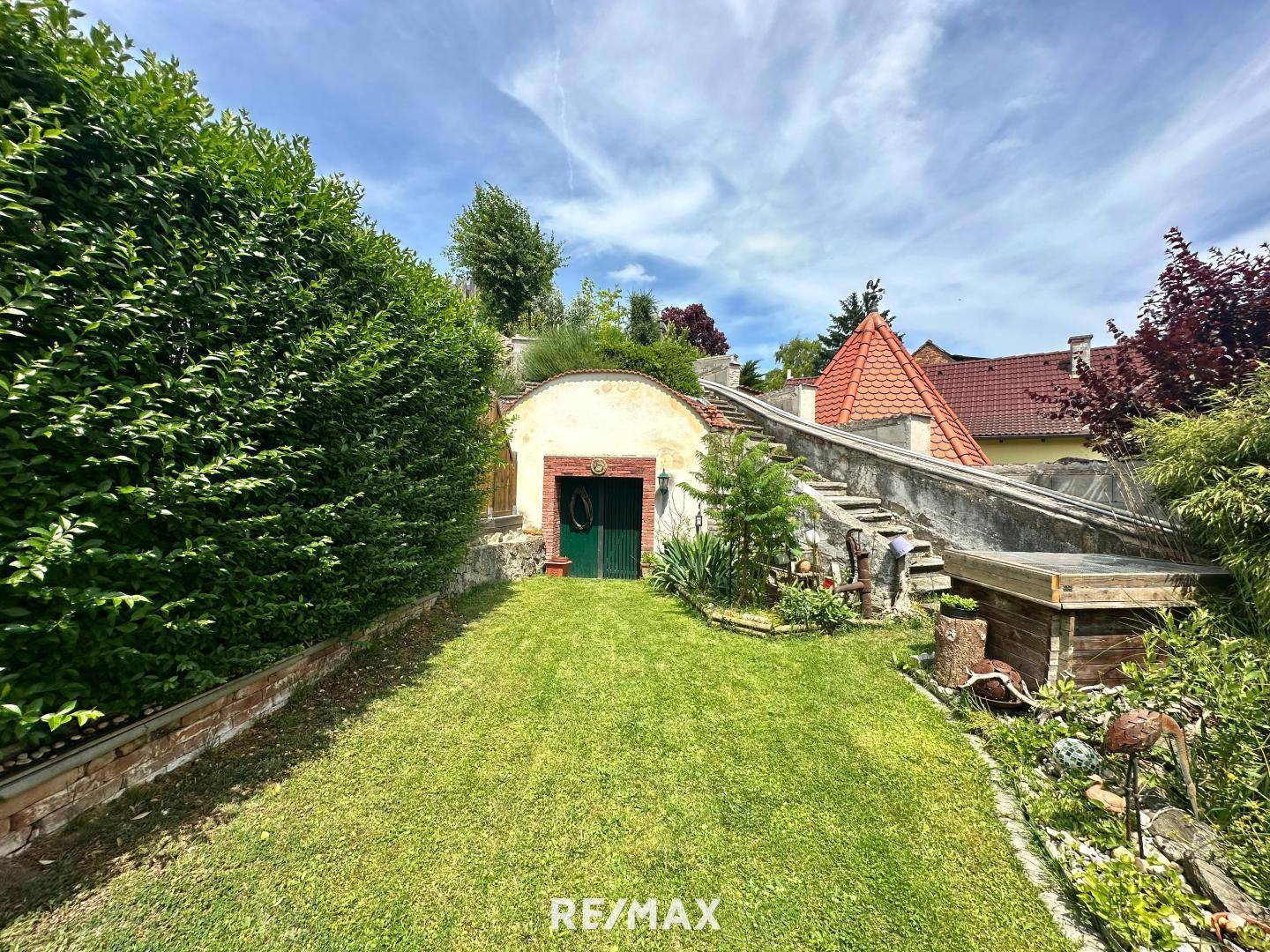 Garten mit Keller und Aufgang zum Gemüsegarten