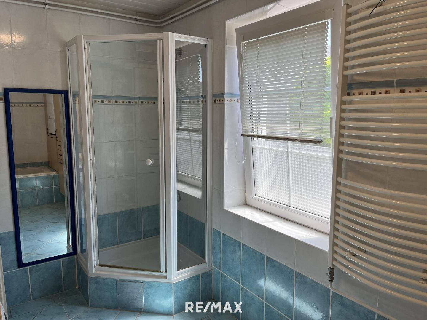 Bad mit Dusche und Wanne