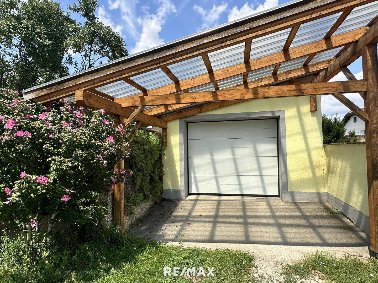 Garage mit Carport