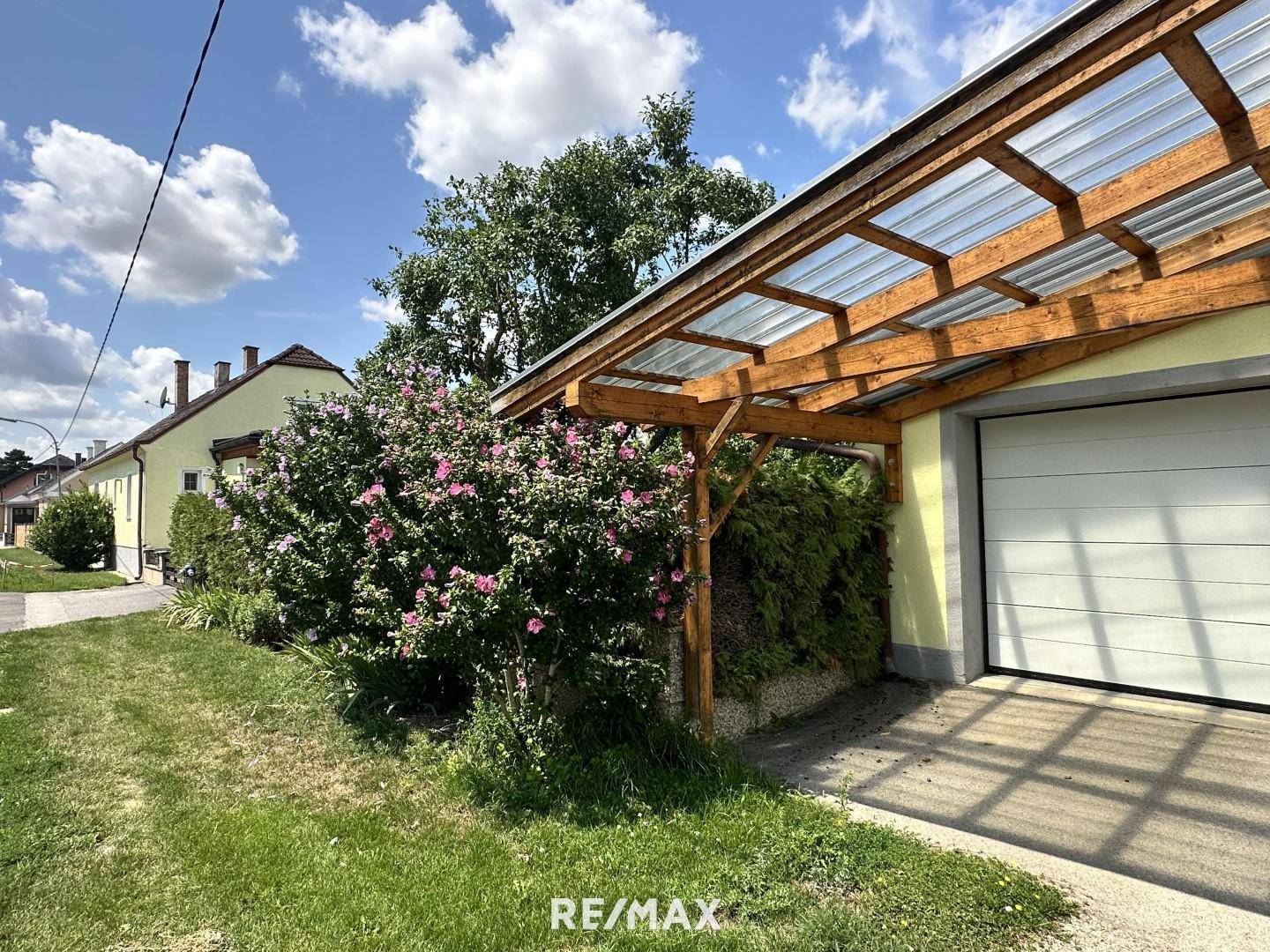 Carport vor der Garage