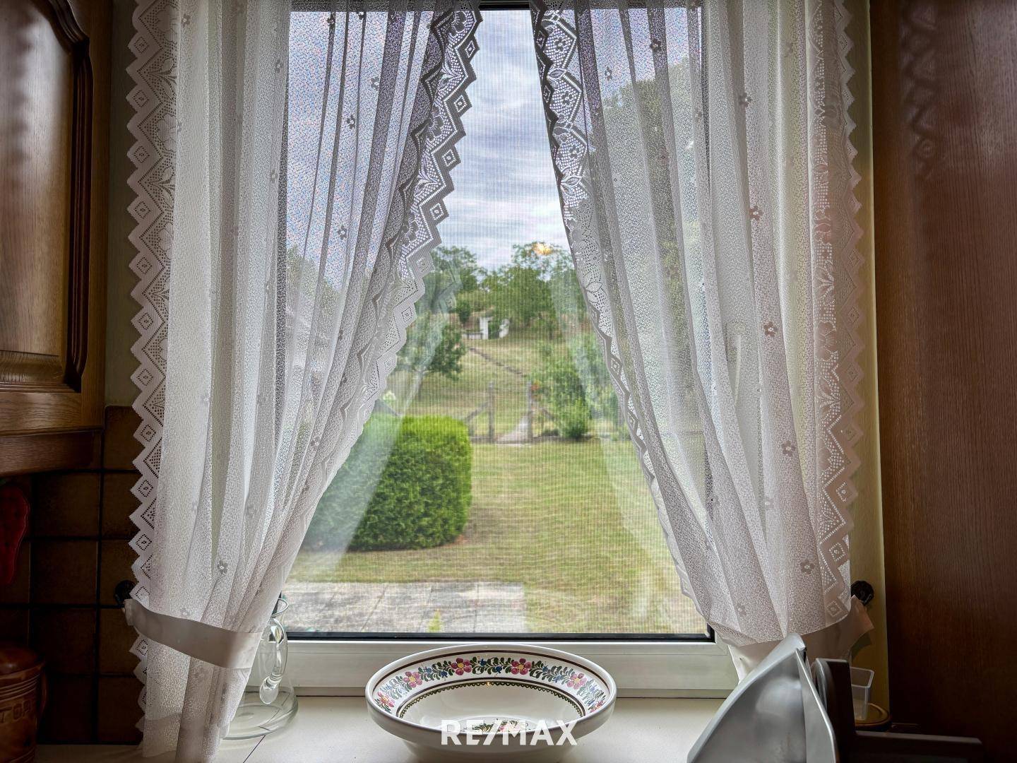 Blick von Küche in den Innenhof