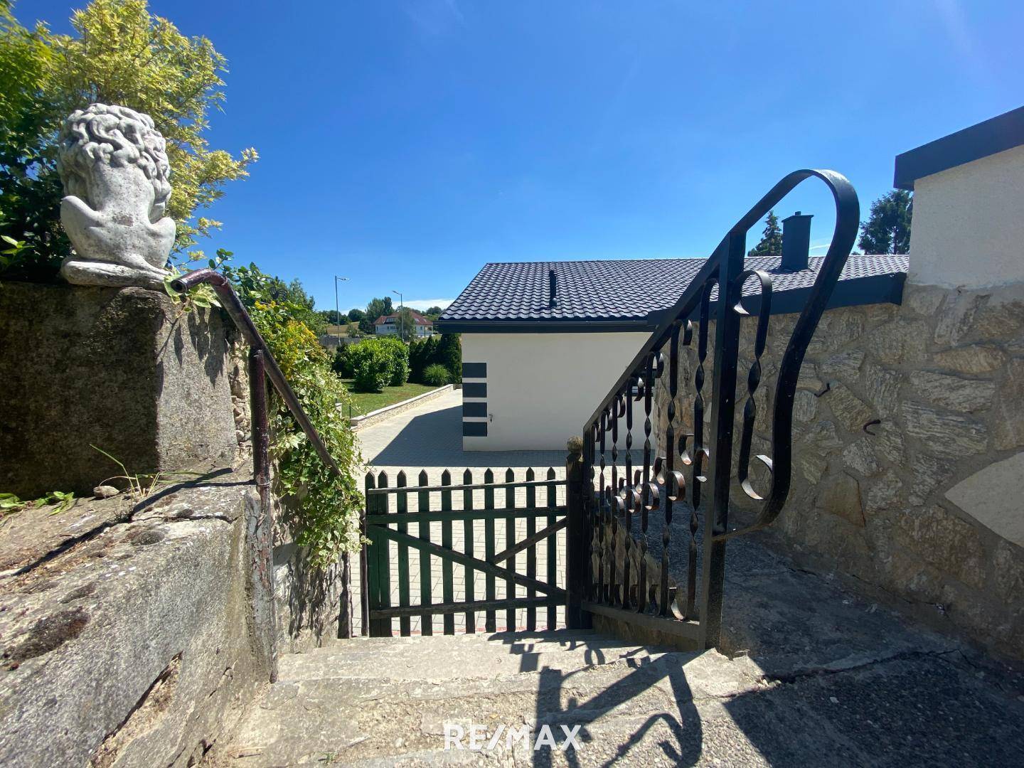 Blick vom Garten zum Haus