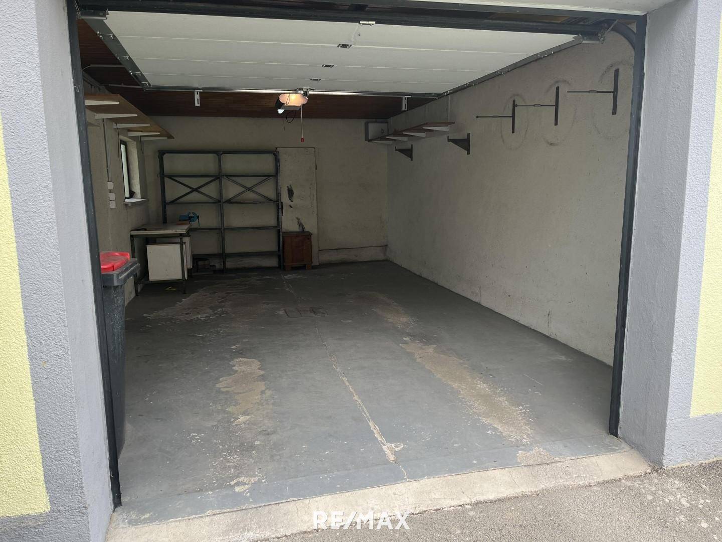 Garage mit Platz für Werkstätte