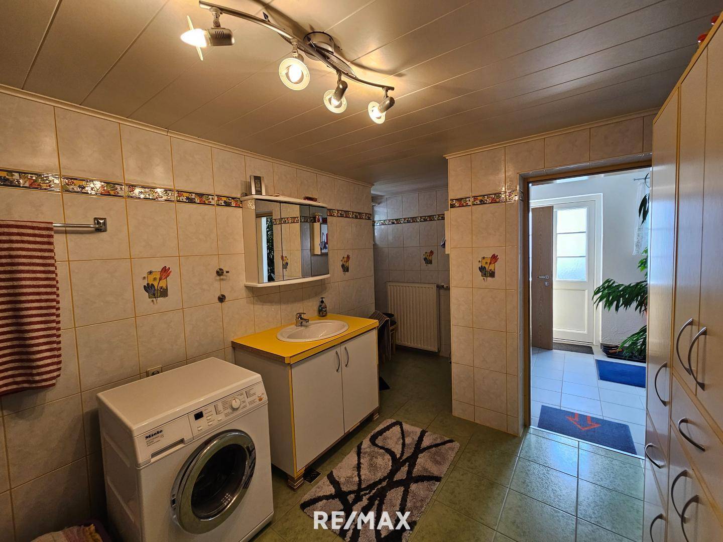Bad mit Wanne und Dusche