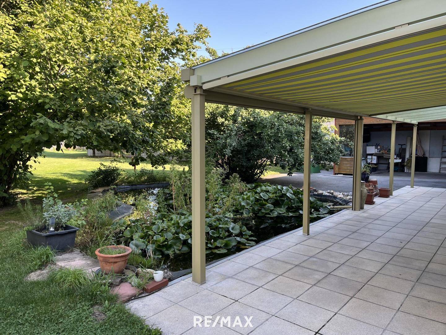 Terrasse mit Teich