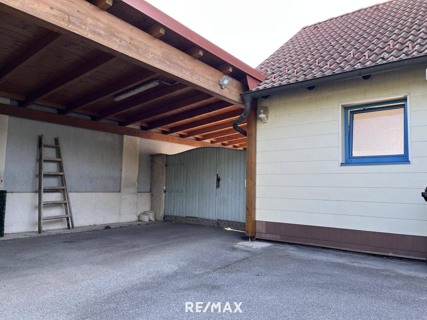 Carport über Einfahrt