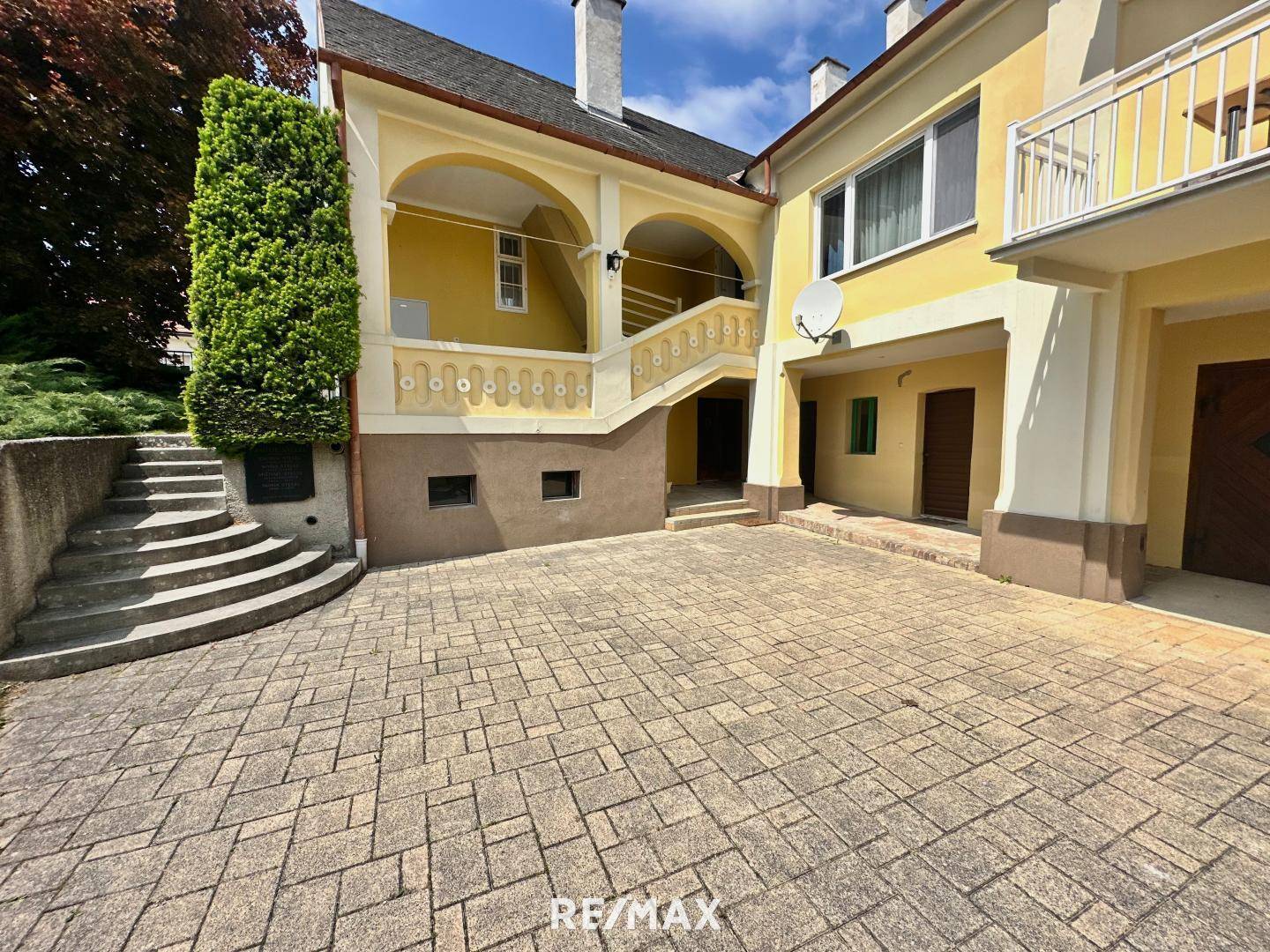 Außenbereich mit Terrasse und Hauszugang
