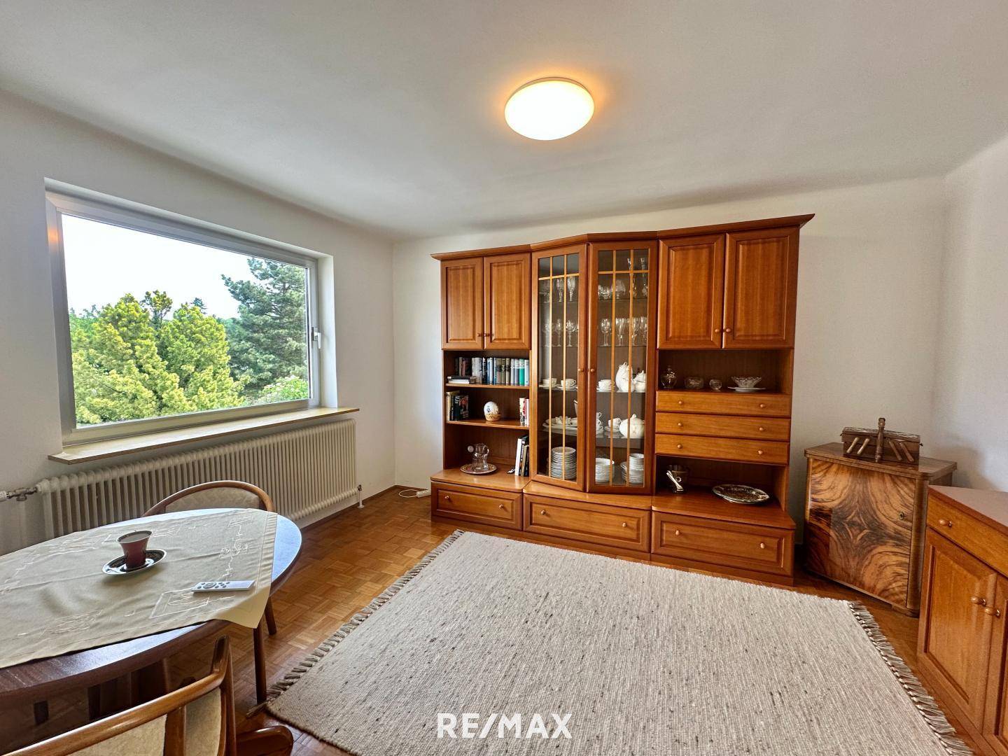 Zimmer mit Durchgang zum Balkonzimmer