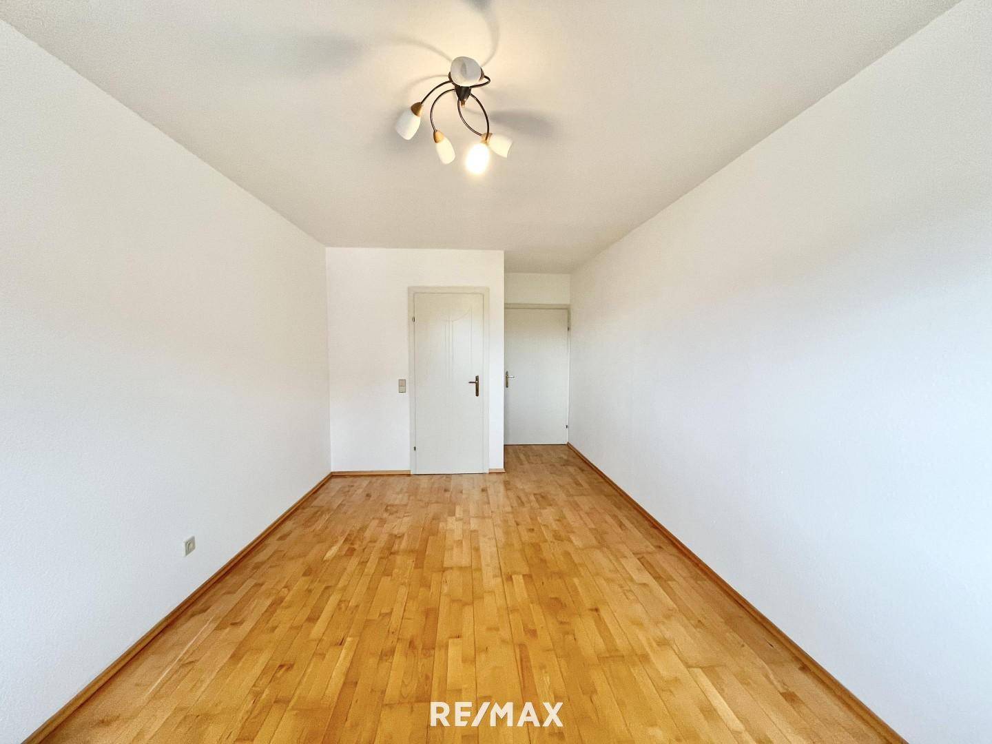 Zimmer im 1. DG mit angrenzendem Bad
